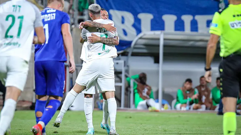 שחקני חיפה חוגגים בקריית שמונה