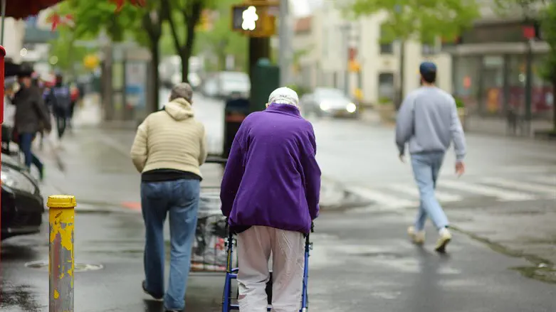 קשיש חוצה כביש