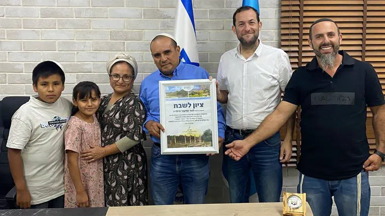 "אני פה בזכותך"