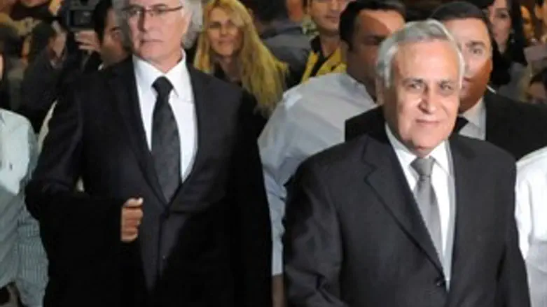 קצב עם אחד מפרקליטיו, ציון אמיר