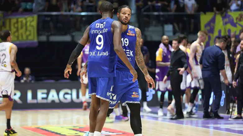 שחקני הרצליה חוגגים נקמה