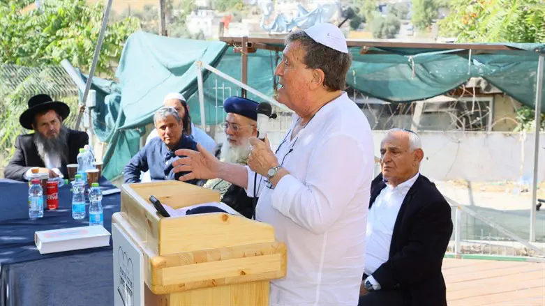 יהורם גאון נושא דברים לזכר אביו