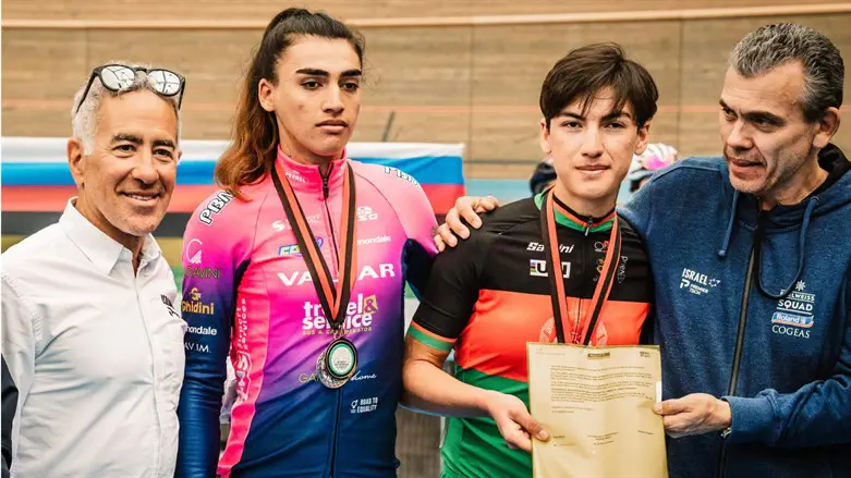 The winner and her sister (runner up) receiving their contracts.jpeg
