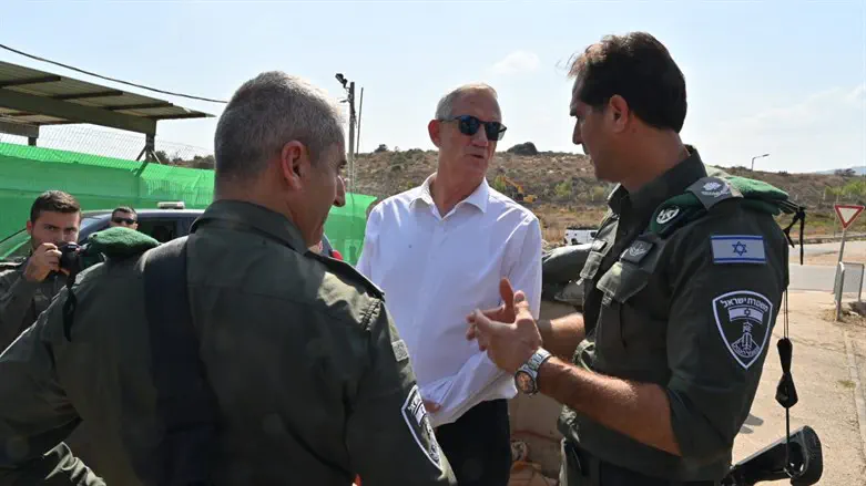 השר בני גנץ במהלך הביקור