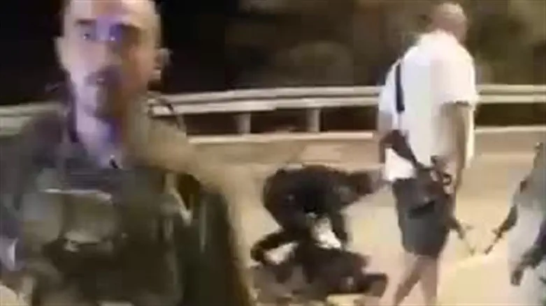 השוטר מכה את המפגין