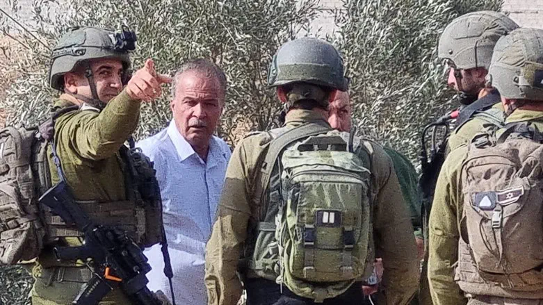 לאפי שלבי משוחח עם קציני צה"ל