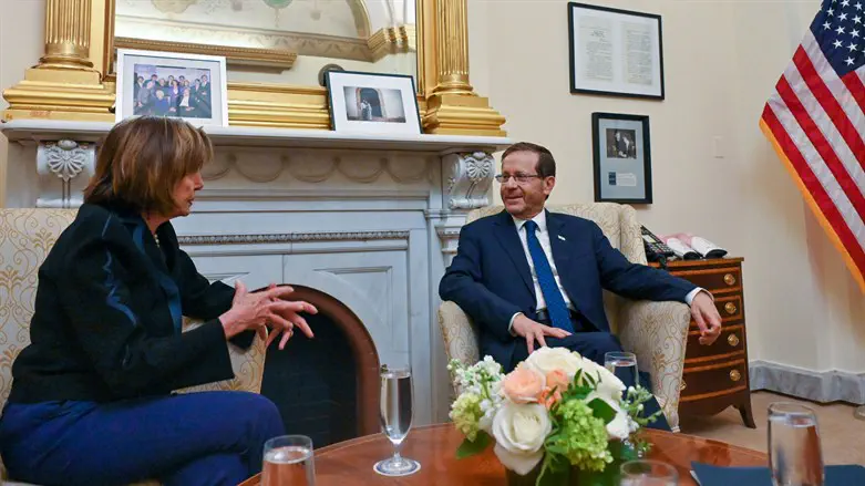 הרצוג עם יו"ר בית הנבחרים של ארצות הברית ננסי פלוסי