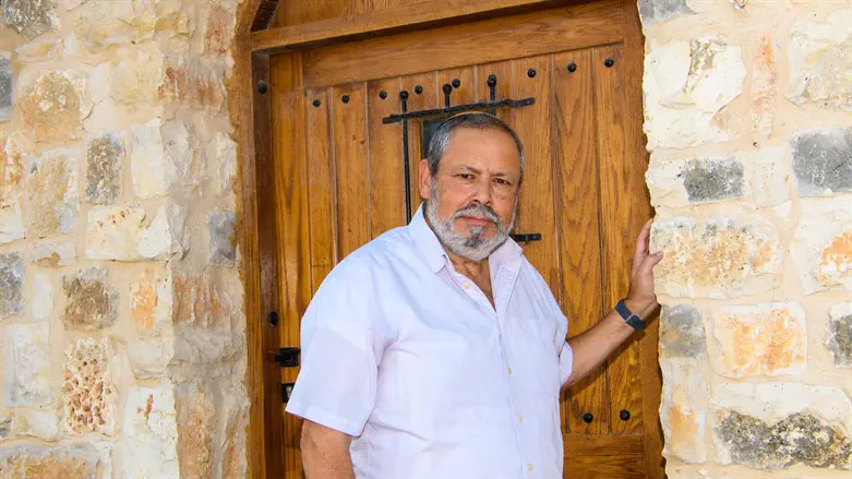 בן למשפחה של ארבעה דורות ביישובי הר חברון. ראש מועצת הר חברון יוחאי דמרי