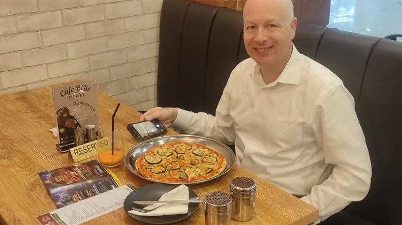 Jason Greenblatt eats Pizza in Dubai
