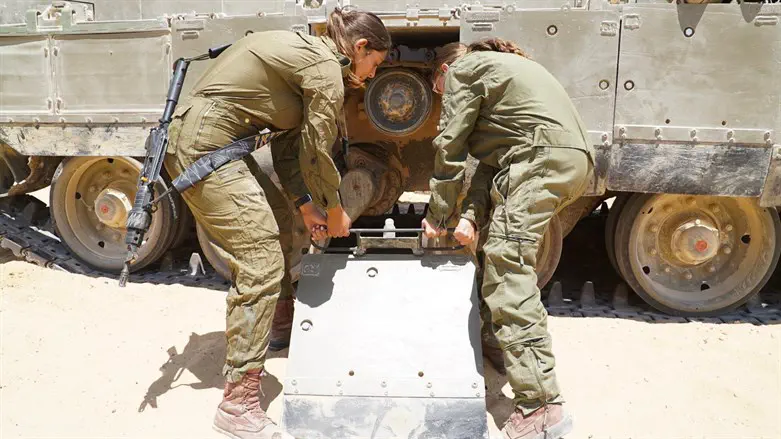 למה אנחנו מתנגדים לשירות קרבי מעורב?
