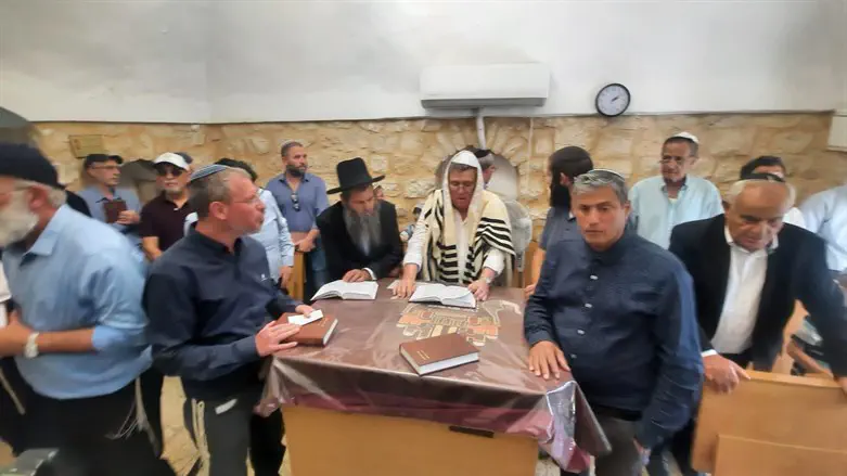 Yehoram Gaon returns to the Yemenite village