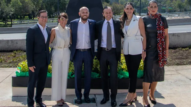 Fundacion HispanoJudia leadersing at Viento sculpture in Mexico City