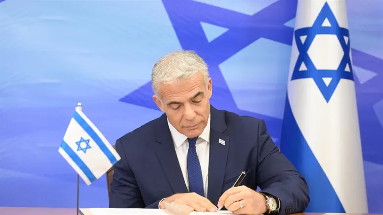 לפיד חותם על הסכם הגבול הימי