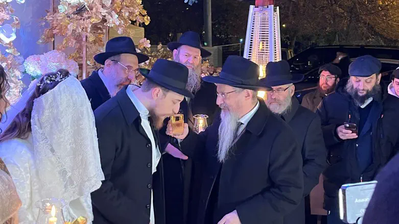 הרב לזר בחתונה 