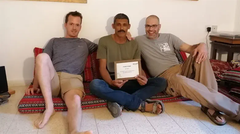 בדואי הציל בנגב משפחה יהודית מרכב בוער