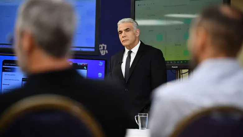 Яир Лапид в офисе "Еш Атид"