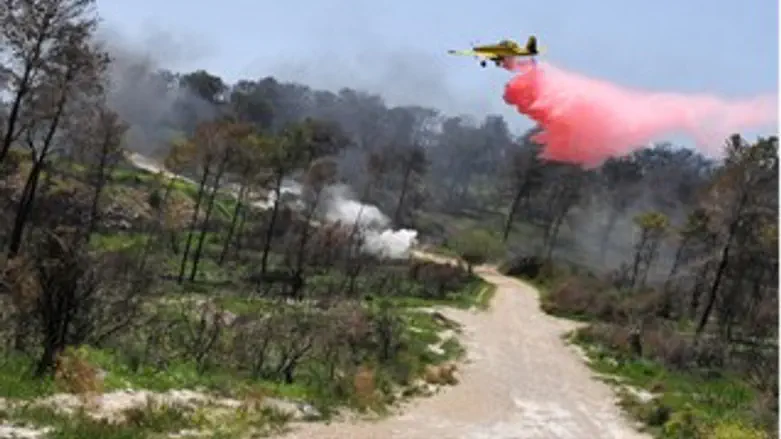 מטוס כיבוי בפעולה.