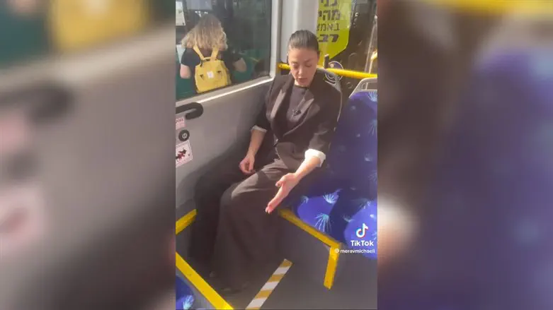 מיכאלי מציגה אוטובוס למניעת הטרדות
