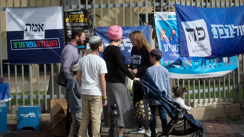 משפחה דתית ליד קלפי בתל אביב. ארכיון