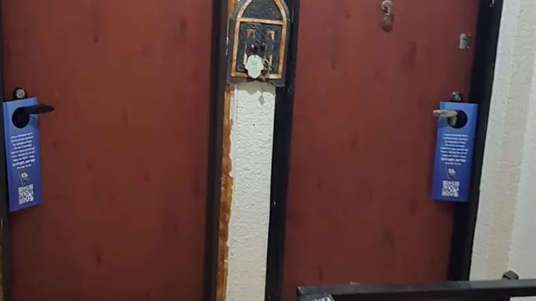 שלטי הקמפיין של אם תרצו על דלתות דירות