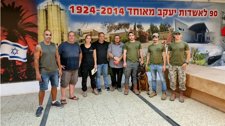 Israel Dog Unit volunteers with representatives from the participating communiti