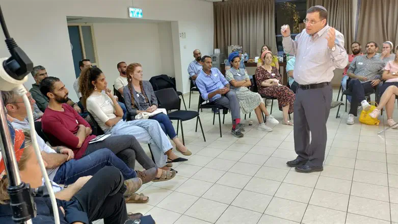 גאל גרינוולד עם השליחים שחזרו