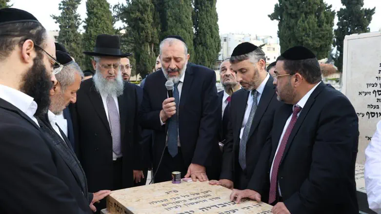 Арье Дери и члены ШАС открывают день выборов возле могилы раввина Овадии Йосефа