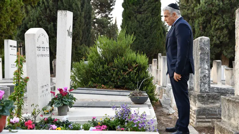 Премьер-министр Яир Лапид на могиле отца