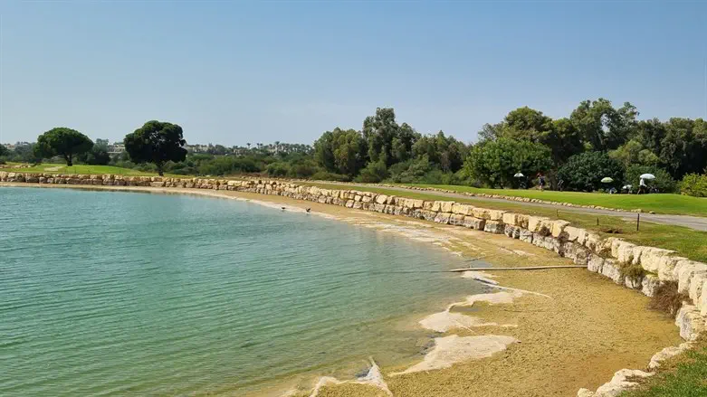 האגם במתחם הגולף