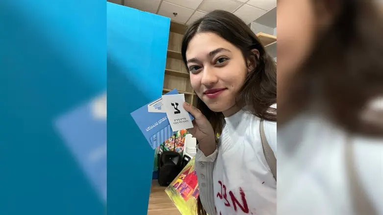 הדר מוכתר מצביעה