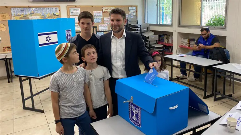 Бецалель Смотрич с детьми на избирательном участке