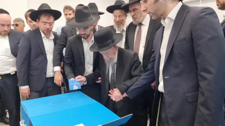 Rabbi Gershon Edelstein votes in Israel's elections