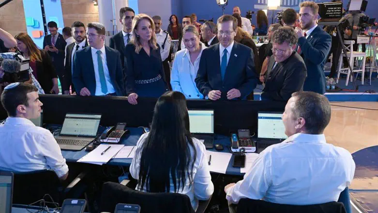 הנשיא הרצוג בועדת הבחירות המרכזית