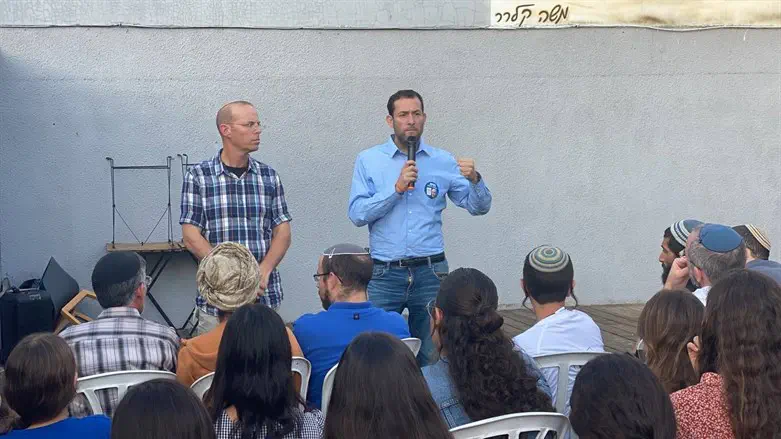 Yossi Dagan speaking with V22 activists