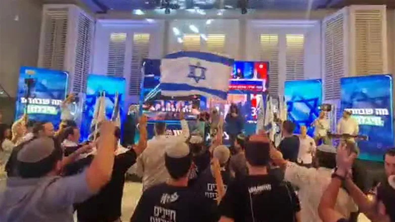 "Ха-Ционут ха-Датит" празднует победу на выборах