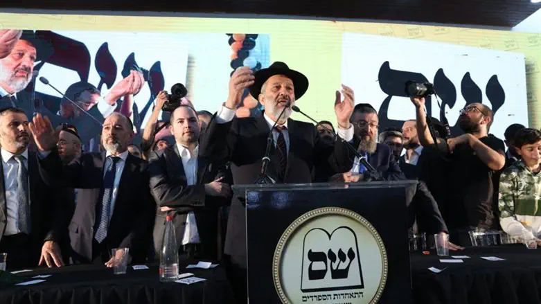 יושב ראש ש"ס אריה דרעי במטה המפלגה עם פרסום תוצאות המדגם