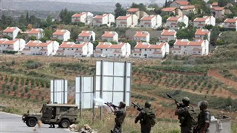 חיילי צה"ל סמוך לנווה צוף בהתפרעויות