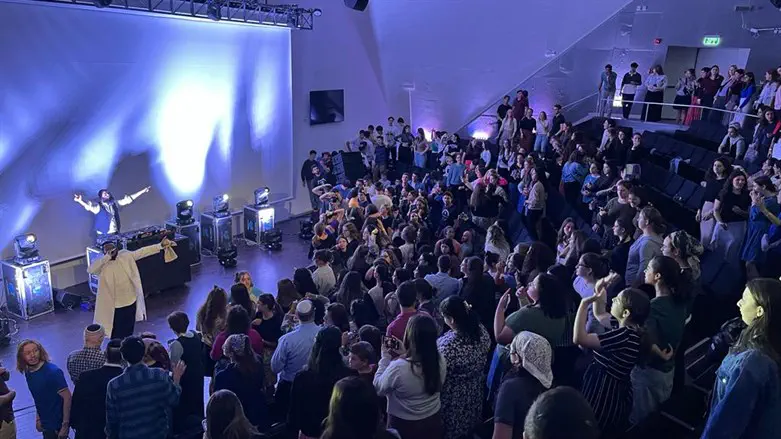 Nissim Black performs at Bar Ilan