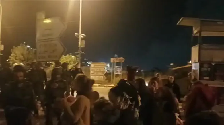 Женщины и дети, живущие в Самарии, блокируют въезд в Шхем