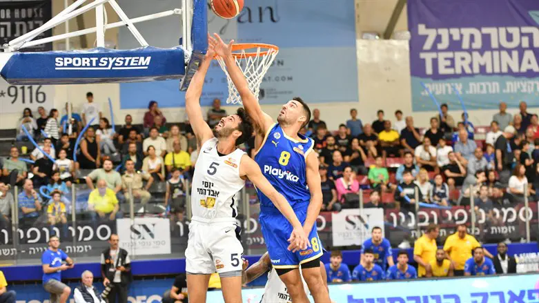 רפי מנקו בדרך לסל