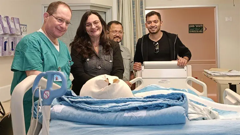 דוד מורל עם הוריו בבית החולים