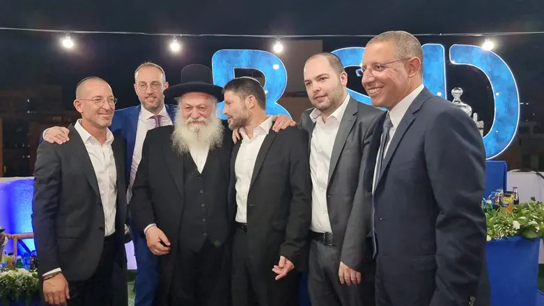 בצלאל סמוטריץ ויצחק גולדקנופף בהכנסת ספר התורה