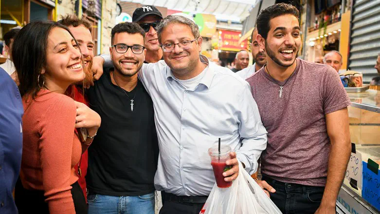 Итамар Бен-Гвир (в центре)