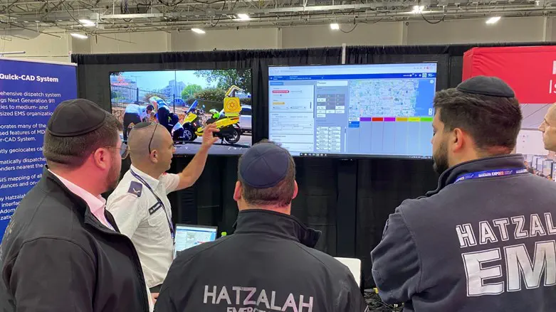 Ido Rosenblatt of MDA demonstrates the MDA dispatch to Hatzalah volunteers in Am