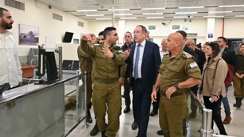 Thomas Nides at the crossing