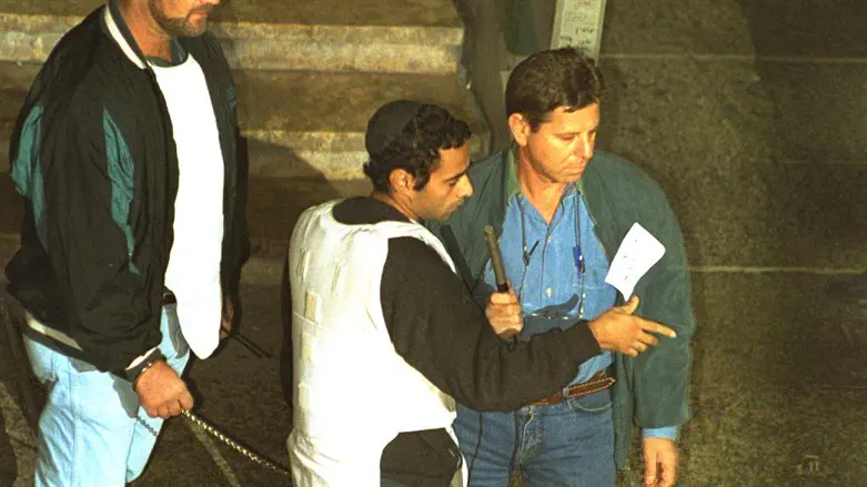 יגאל עמיר משחזר את הרצח