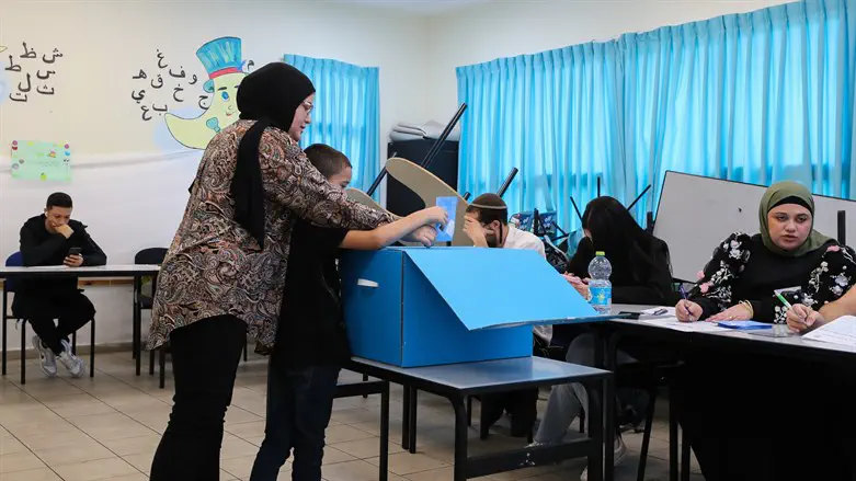 המטרה הסמויה של העלאת אחוז החסימה הייתה פגיעה במפלגות הערביות. הצבעה במגזר הערבי