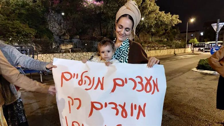 לימור סון-הר מלך במהלך ההפגנה