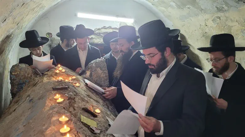 תפילה בקבר חנינא בן דוסא