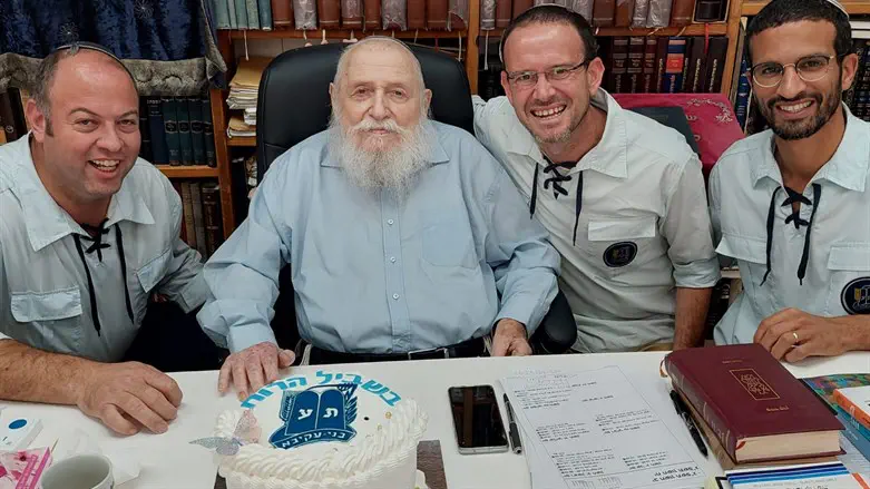 בכירי בני עקיבא אצל הרב חיים דרוקמן